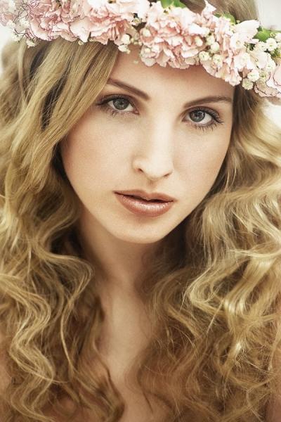 Beauty mit Blumenkranz, romantisches, zartes, natürliches Make up