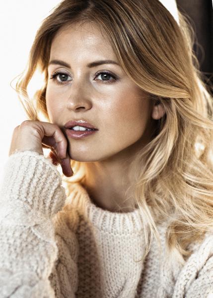 Model mit kommerziellem Make up, leicht und natürlich, Ihre Haare sind sanft gewellt