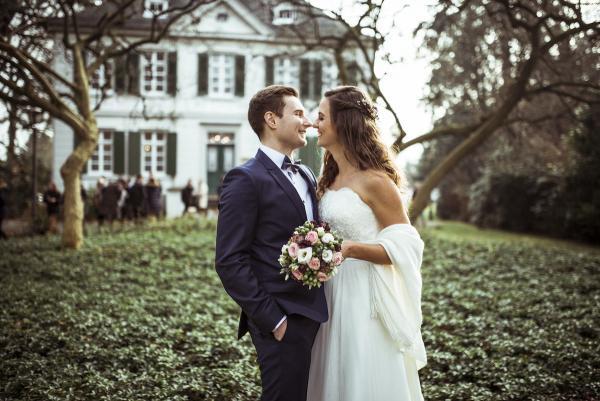 Winterhochzeit, natürliche Brautfrisur, Braut make up in Beerenfarben