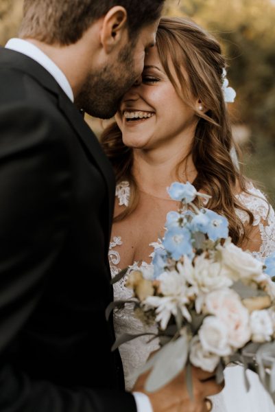 Hochzeit fröhliche natürliche Aussenaufnahme