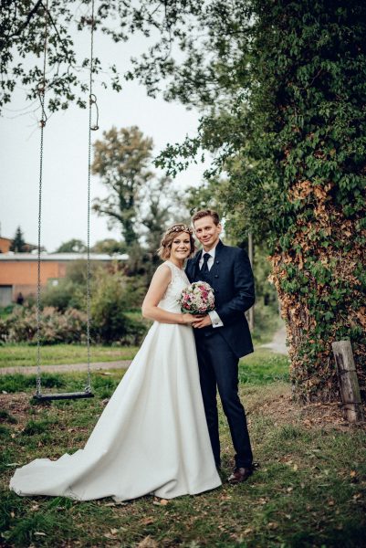 Hochzeitsfoto im Garten Braut mit Bob und Wellen im Boholook