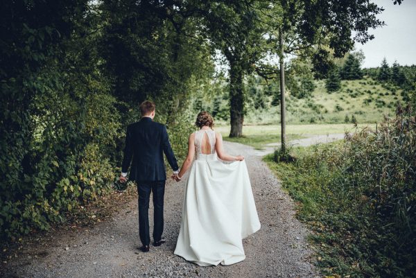 Rückenfreies Brautkleid Brautpaar im grünen fotografier