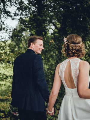 gewellte Haare mit feinem headpiece Hochzeitsfoto mit grünem Hintergrund