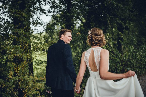 gewellte Haare mit feinem headpiece Hochzeitsfoto mit grünem Hintergrund