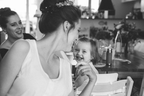 Loose wedding bun, Hochzeitsfoto schwarz weiss getting ready mit Kindern