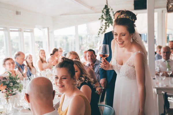 Loose wedding bun, Bilder der Hochzeitsfeier, Frisur und make up Monika Mages, professionelles Brautstyling Düsseldorf