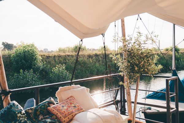 heiraten auf dem Rhein, gemütlich dekoriertes Ambiente