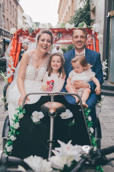 Loose wedding bun, Hochzeitsfoto mit Familie unterwegs in geschmückter Rikscha