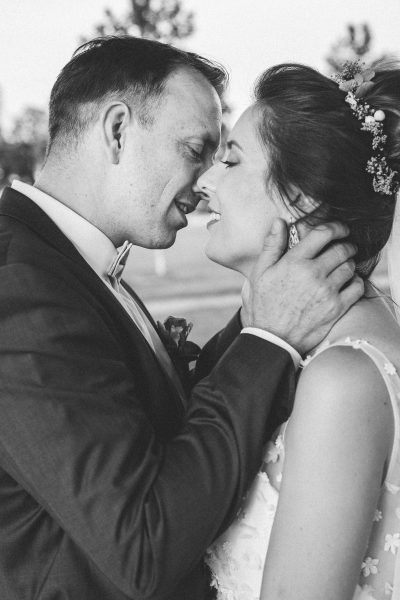 Loose wedding bun, Hochzeitskuss schwarz weiss Portrrait