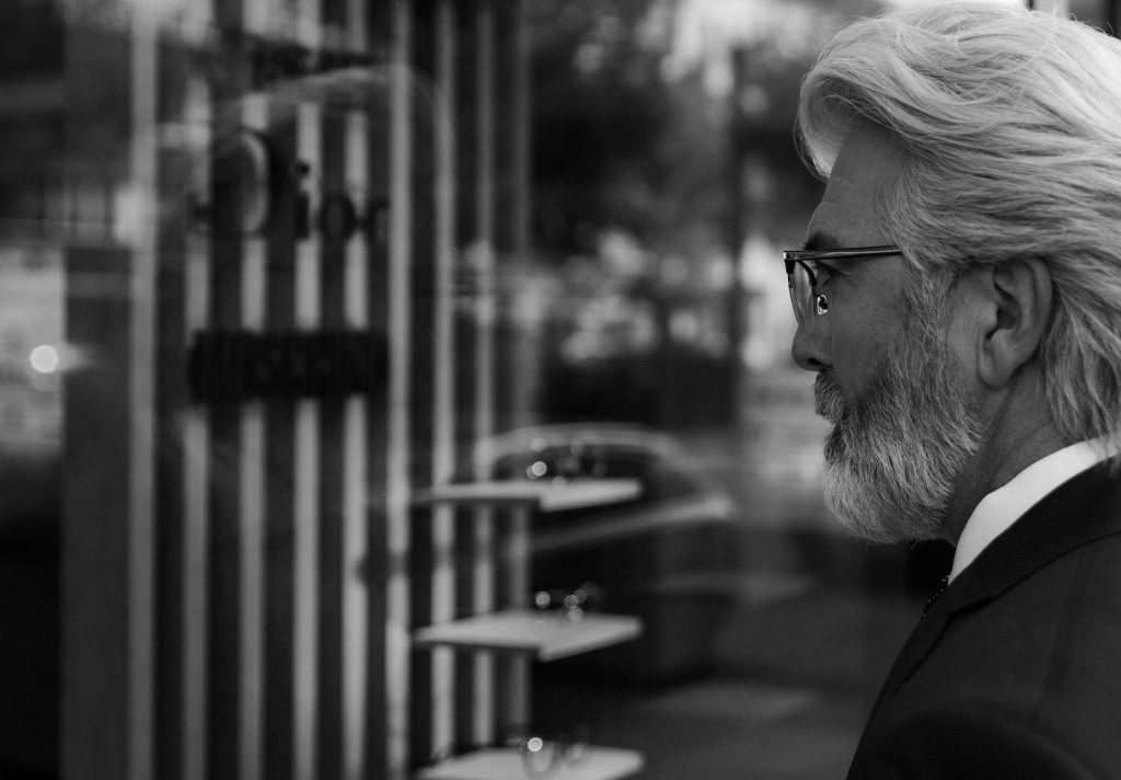 Männer Modell mit weissen Haaren und Bartfotografiert für Brillenwerbung