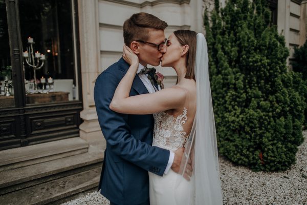 straight and naturally, Foto vom Hochzeitskuss, die Brautträt einen langen Schleier in glatten Haaren, geschminkt wurde sie zart und natürlich