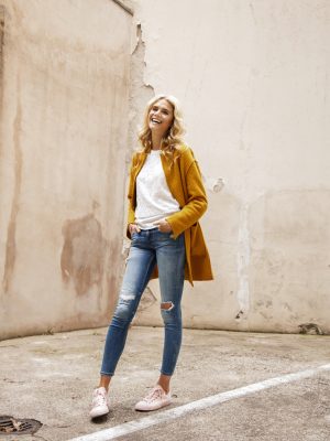 blonde girl, Junge Frau in Jeans shirt und Mantel