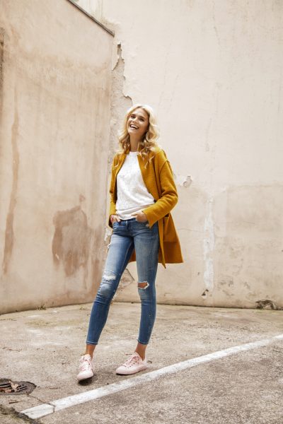 blonde girl, Junge Frau in Jeans shirt und Mantel