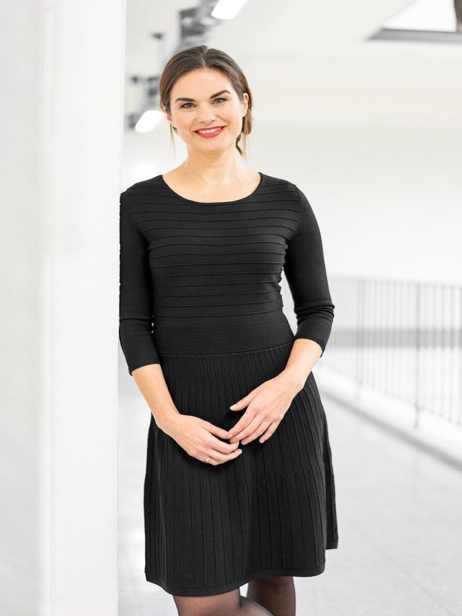 businessbild-frau-in-schwarzem-kleid