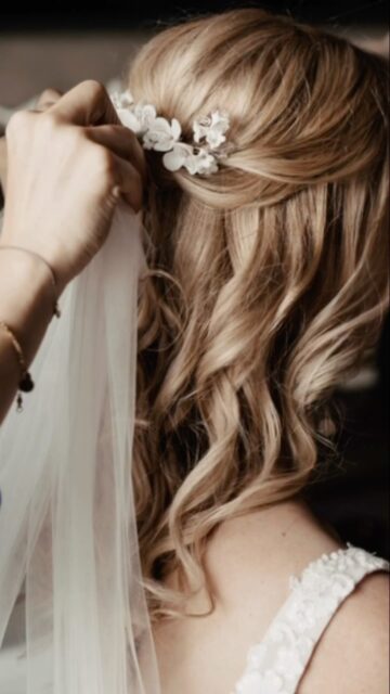 Beautiful Bride 🤍 Ein schön betonter Wimpernkranz, definierte Augenbrauen, weiche Wellen mit locker fallenden Strähnen und ein Make-up, das Frische und Ausstrahlung schenkt, ohne die Persönlichkeit zu verändern.🤍
Mein Ziel ist immer, dass sich meine Bräute wunderschön fühlen und sich gleichzeitig selbst wiedererkennen – vom ersten Blick in den Spiegel, auf den Fotos und bis zum letzten Tanz.✨