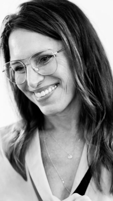 So arbeite ich und dafür stehe ich 🤍
Ich arbeite nicht nach Schema F. Sondern natürlich und individuell. 
Ich höre wirklich zu, bevor das Styling beginnt.
Ich möchte, dass mein Styling zu der Person passt, die es trägt und achte auf die kleinen persönlichen Details.
✨Denn ein guter Look sollte nicht verkleiden, sondern den Menschen strahlen lassen. 
📍Make-up & Hair Styling · Shootings · Content · Private Events, Make-up Beratungen & Lash/Brow-Treatments in Düsseldorf
Termine per PN  Thx meiner lieben Jaqueline@wardesk für die Making-offs. #makeupartistdüsseldorf #hairstylist #natürlichesmakeup#monikamages #düsseldorf