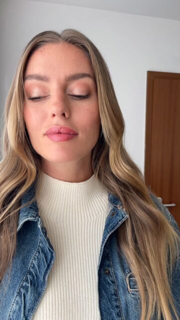 Ein schönes Make-up sollte nicht zuerst auffallen – sondern dich strahlen lassen.
Vor der Kamera, wie im echten Leben. Ein Gesicht brauch sanfte Definition, damit Konturen weich, frisch und natürlich wirken.
Für diese sanfte Definition arbeite ich sehr gerne mit dem Mono Stick von Kess Berlin. Er verbindet Bronzer und Kontur auf eine natürliche Weise, schenkt dem Gesicht mehr Tiefe und Form, ohne harte Linien oder einen stark geschminkten Look zu hinterlassen.
Wer natürliche Konturen selbst schminken möchte, findet in meinem Make-up-Coaching detaillierte individuell perfekt passende Techniken und weitere Produktempfehlungen.
📍Produktempfehlung in meinen Story-Highlights „Product-Links.“ Oder Beitrag für später speichern 🤍
Ich empfehle ausschließlich Produkte, die sich in meiner täglichen Arbeit bewährt haben. Der Link ist ein Affiliate-Link.
#makeupartistdüsseldorf #naturalmakeuplook #monikamages #fotomakeup nrw
3 Wo.