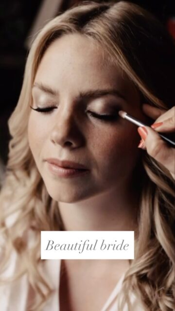 Beautiful bide 🤍 Ein schön betonter Wimpernkranz, definierte Augenbrauen, weiche Wellen mit locker fallenden Strähnen und ein Make-up, das Frische und Ausstrahlung schenkt, ohne die Persönlichkeit zu verändern.🤍
Mein Ziel ist immer, dass sich meine Bräute wunderschön fühlen und sich gleichzeitig selbst wiedererkennen – vom ersten Blick in den Spiegel, auf den Fotos und bis zum letzten Tanz.✨#brautstylingdüsseldorf #natürlichesmakeup #düsseldorf #brautfrisur #brautmakeup