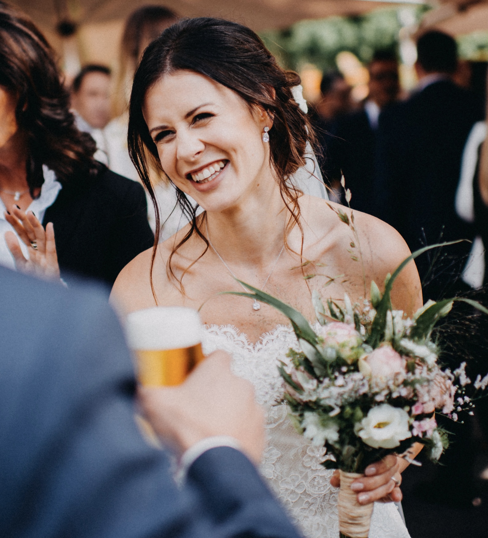 Brautfrisur mit herausfallenden Strähnen