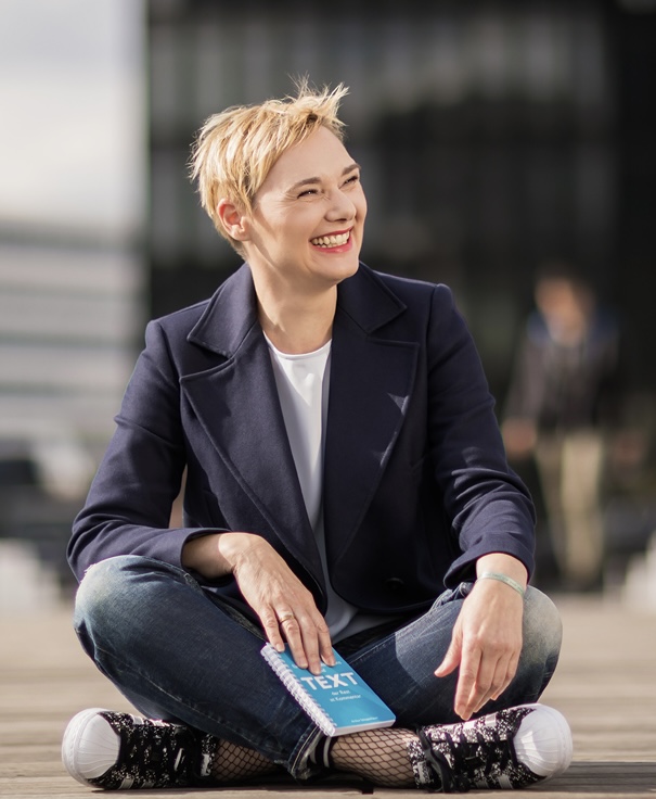 ungezognes Businessstyling Frau mit kurzen Haaren