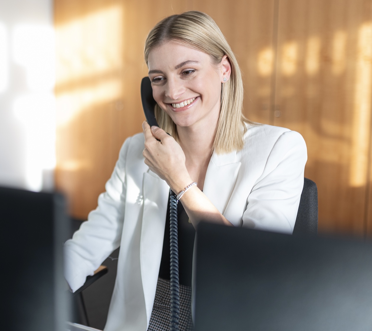 Bild eines natürliches Stylings für junge Frau am Telefon